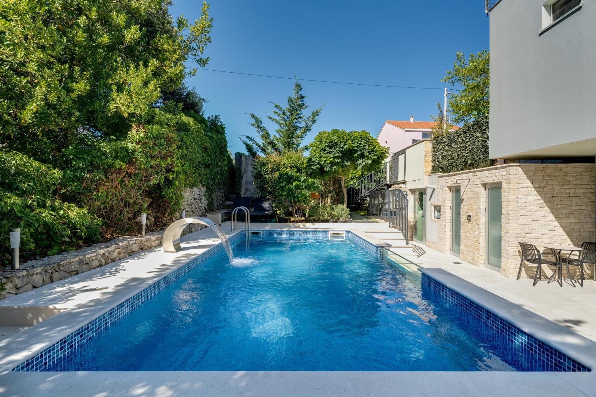 Apartment Spacious With Private Heated Pool, Diklo